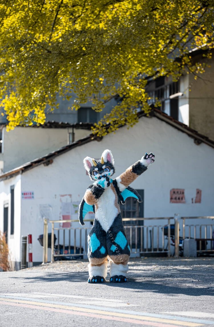＃FursuitFriday
银杏树下的狼龙
Wolfdragon standing under a ginkgo tree.
📸：一位不愿意透露姓名的友人