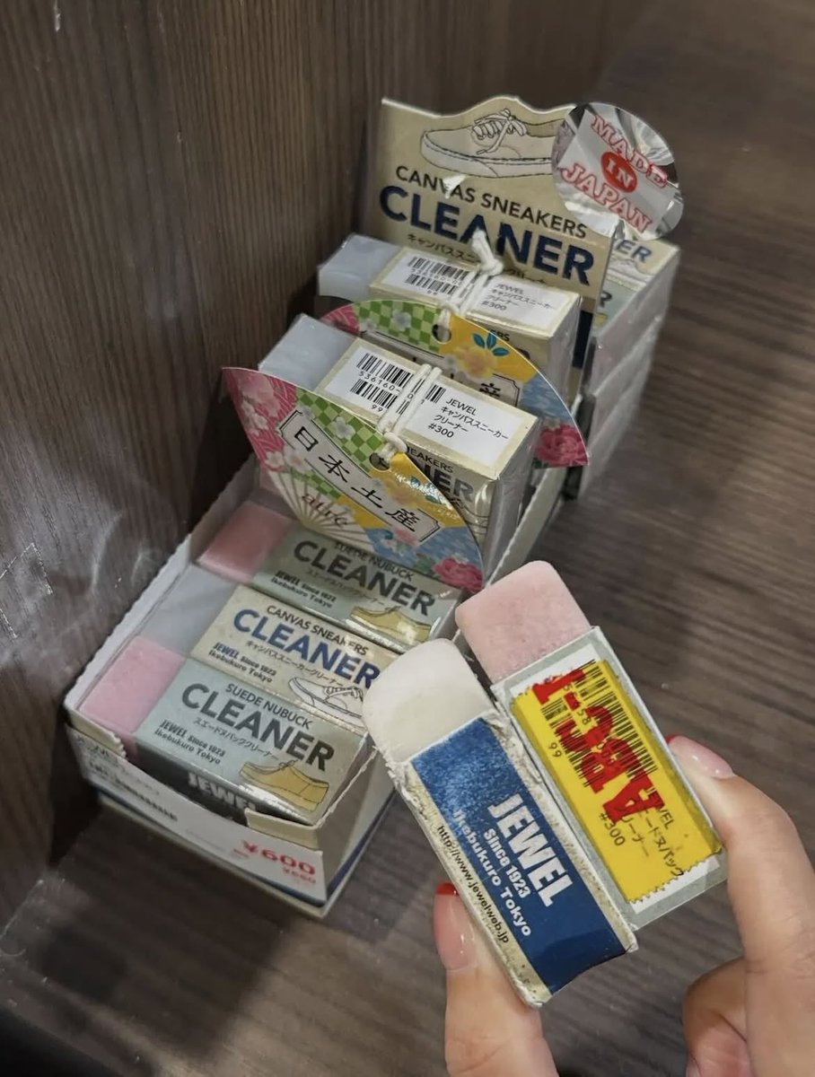 yqounger's tweet image. Simple solution for sparkling clean shoes🧼🫧👟
 
from this  |    to this