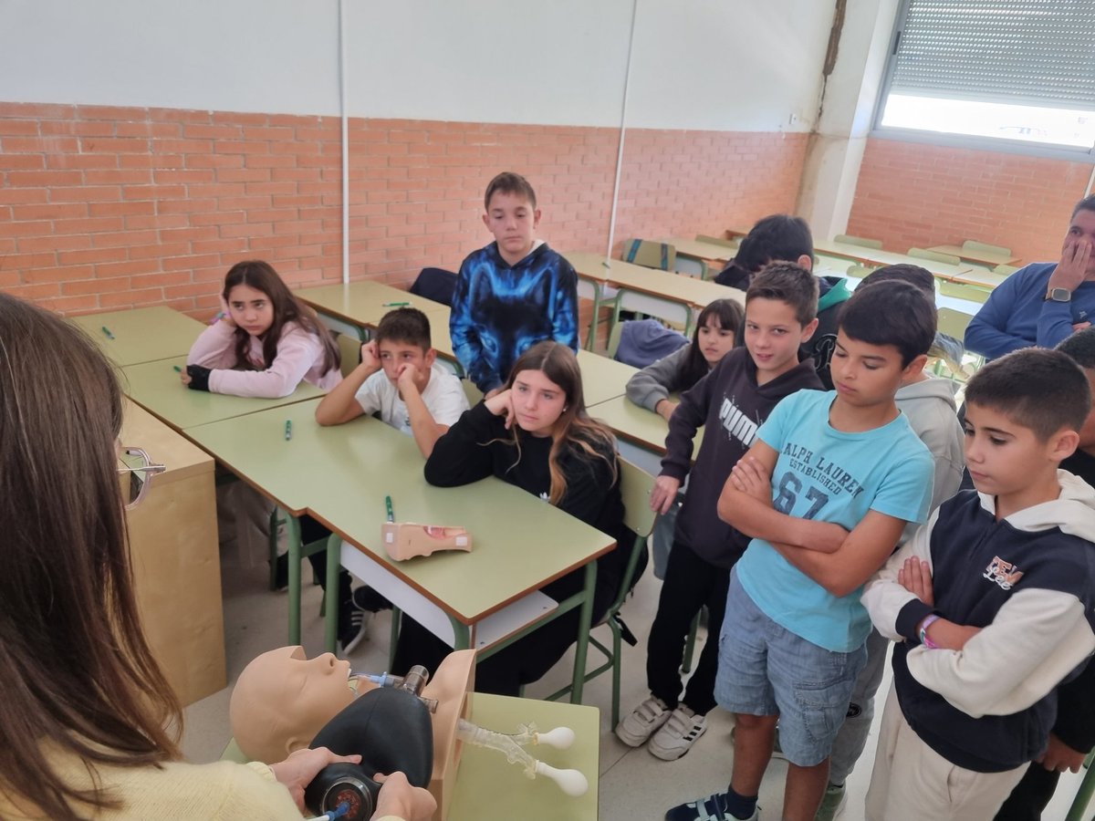 UExDivulga's tweet image. 🍐🫓🥛Inauguramos las Jornadas Desayuna con la ciencia +Cultura emprendedora en el @CUMe_UEx con el CEIP Ciudad de Mérida. #desayuna #investigación @infouex @CulEmprendedora