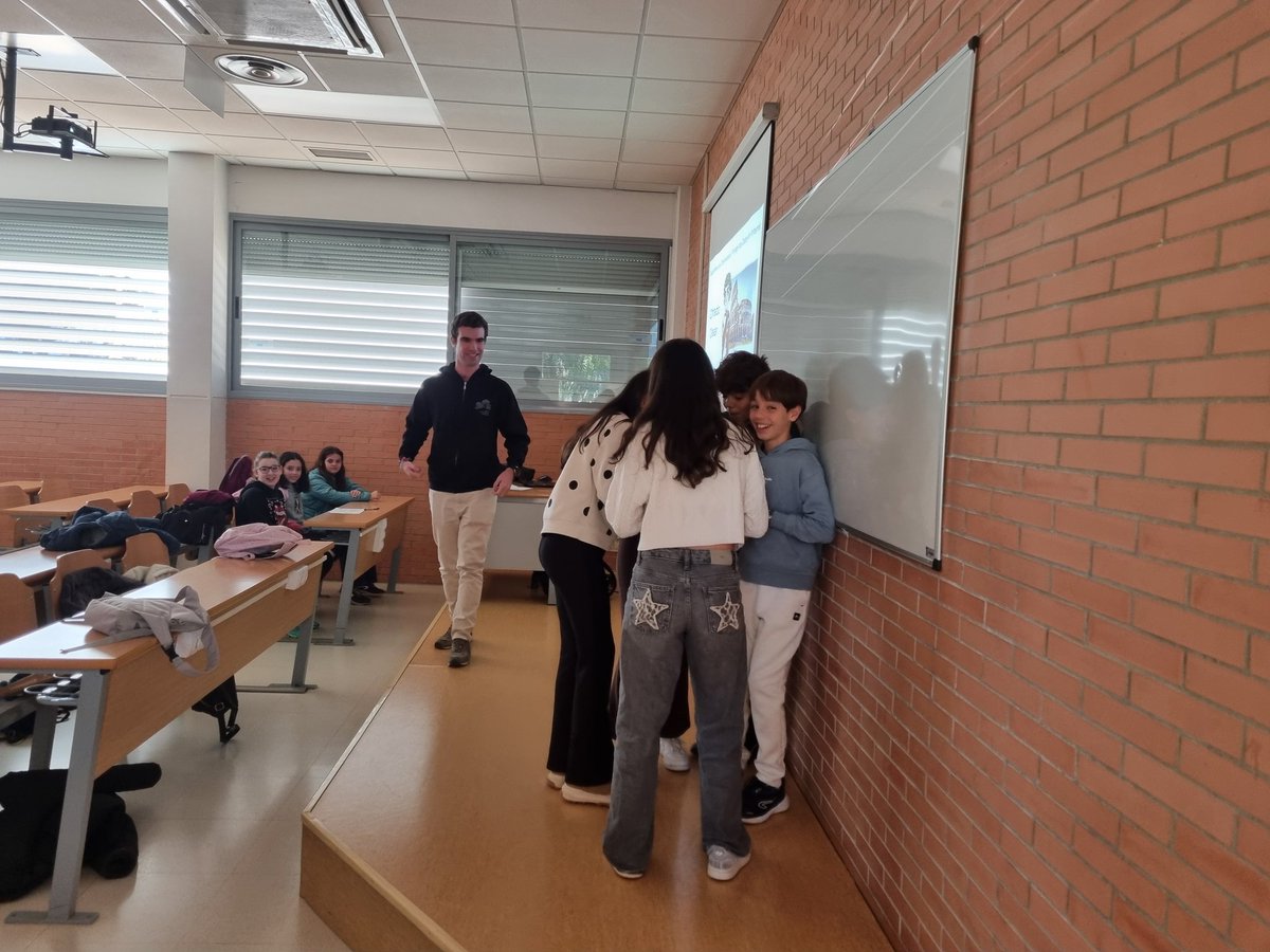 UExDivulga's tweet image. 🍐🫓🥛Inauguramos las Jornadas Desayuna con la ciencia +Cultura emprendedora en el @CUMe_UEx con el CEIP Ciudad de Mérida. #desayuna #investigación @infouex @CulEmprendedora