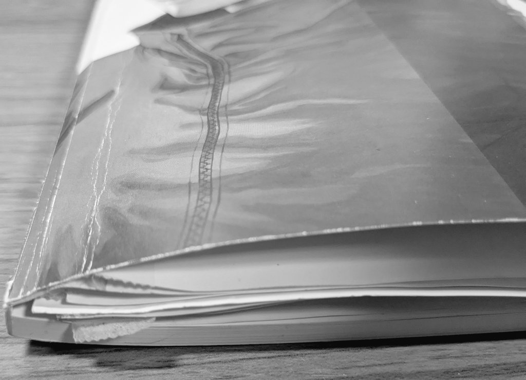 100tubuan's tweet image. ひゃくえむ。
設定資料集の再販お願いします！
家族と共有した瞬間に小学生トガシ君のページが外れました
出来たら再販以外にも西沢ジャージや６−３クラスメイトの違う服、Ｘで公開されていた決勝の時の靴まで収録された完全版も出して欲しいです。