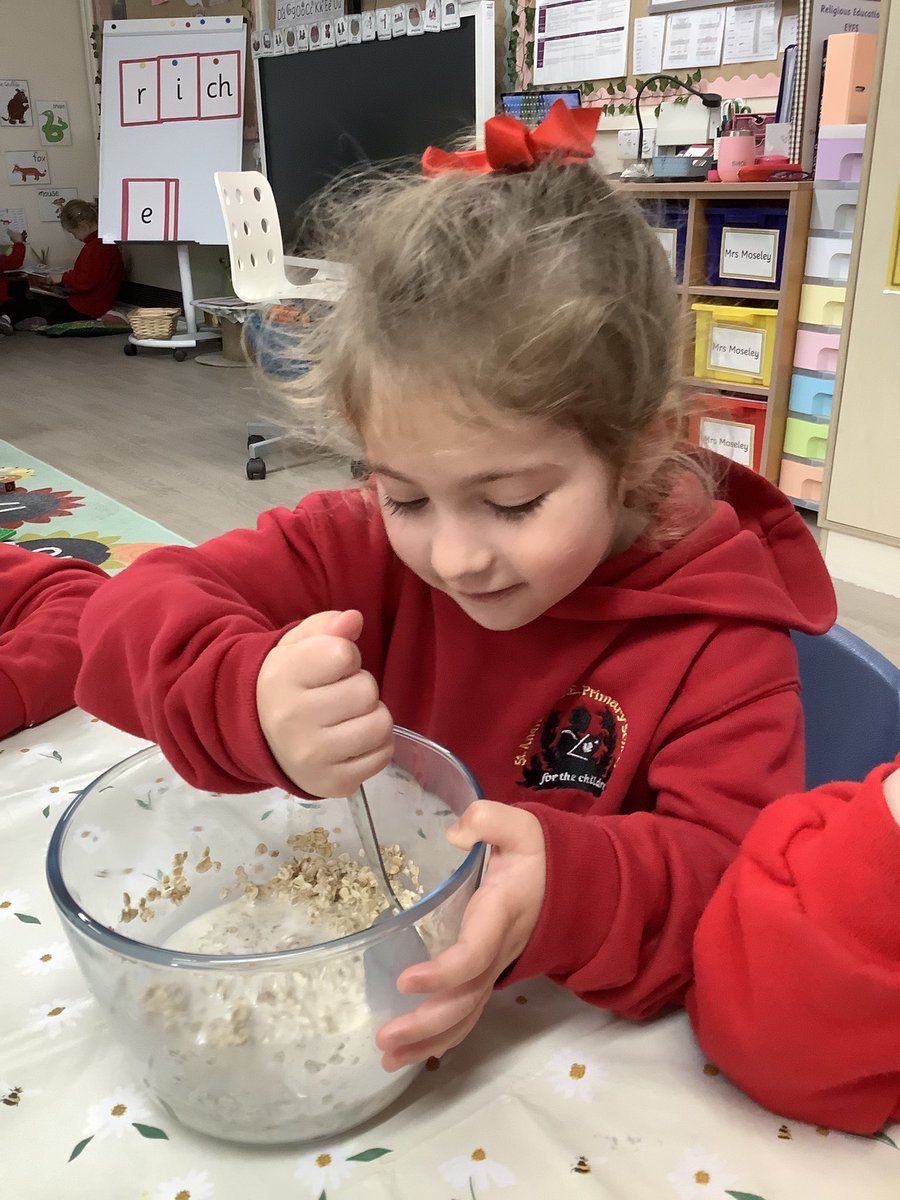 MrsMoseleyEYFS's tweet photo. Who’s been eating my porridge? York Class have loved exploring the story of ‘Goldilocks’ and enjoyed a warm treat on a freezing cold Thursday afternoon! 
@LeasStAndrews https://t.co/kqwFBMatFs