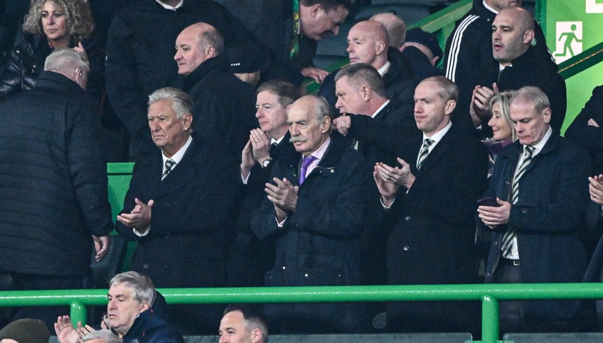 🚨 Celtic chairman Peter Lawwell has adjourned the club’s AGM by 30 minutes after the board were greeted with red cards and boos as they walked into the room.

More - skysports.com/football/live-…