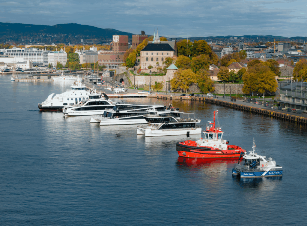 OE_greenmarine's tweet image. Oslo to waive quay fees for ships operating emission-free while linked to shore power
shorturl.at/OCiGc

#maritime #shipping #decarbonization #shorepower #electrification #oslo #norway