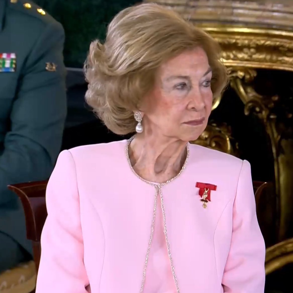 dani_lovsky's tweet image. Solo dos consortes reales ostentan el Toisón de Oro:  Francisco de Asís y Borbón y ahora también, la Reina Sofía de Grecia.