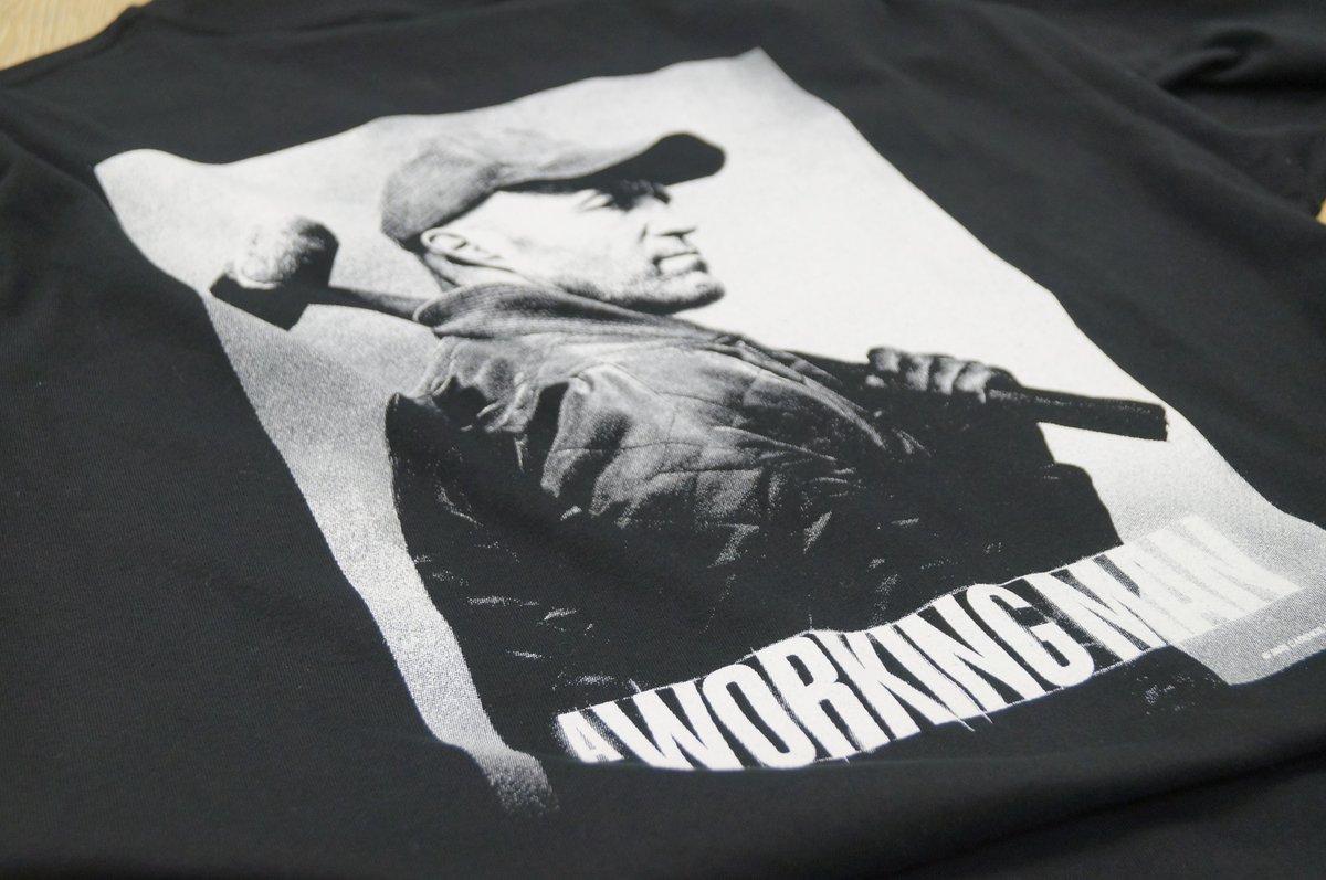 正面のワンポイントにも注目🚧 「背中で語る！現場ステイサムTシャツ