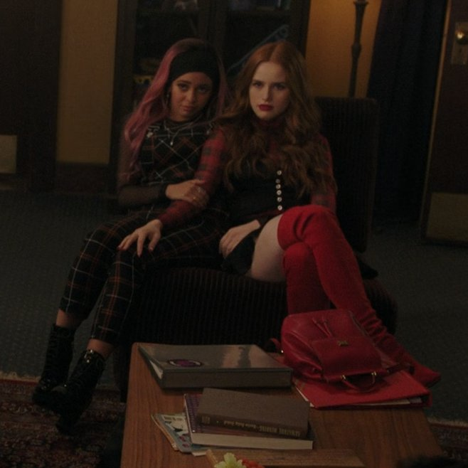 lvckyspice's tweet image. this is the femme equivalent of manspreading