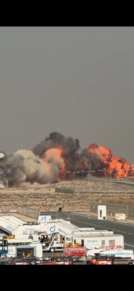 major_madhan's tweet image. IAF #TEJAS fighter jet crashes in #Dubaiairshow. As seen in the visuals - there is no ejection of pilot- Pray for the pilots safety🙏🙏🙏 - Dont jump the gun and start belittling our @IAF_MCC or HAL - investigation is yet to start - Past Fighter Jet Airshow Crashes - 

1 Sukhoi…