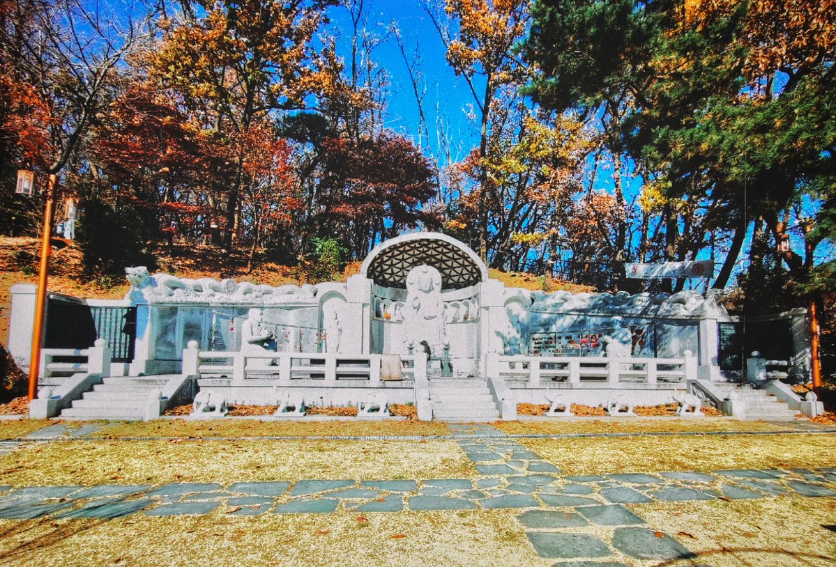 falsevalues's tweet image. и это точка моей жизни где я полтора часа в одну сторону ехала в конкретный монастырь в горах чтобы поставить гигантскую свечу, зажечь благовония и полчаса в оцепенении постоять на коленях перед гигантским буддой. всё ни хорошо, ни плохо, просто так как есть. пустота ≠ апатия.