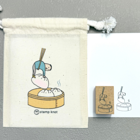 bungujoshi's tweet photo. #文具女子博2025
「stamp knot」ブース情報

【文具女子博限定】
・文具女子博 横浜会場限定 横浜肉まんおじさんスタンプ
横浜中華「肉まん」のふわふわに埋もれて癒されていたら…肉まんと間違われてお箸でつままれ戸惑うおじさんスタンプ。
990円(税込)

【先行販売】
・京都ブランド　よーじや×stamp knot　よじこスタンプ
京都「よーじや」のキャラクター“よじこ”とコラボ！メモスタンプになりました。
吹き出しやメモ線など書き込みスペースがついたアイテム。
924円(税込)

・JAPAN　マンホールスタンプ
JAPAN UNDERGROUND監修 日本のマンホールスタンプ(東京都・富士市・横浜市)
マンホールマニアにはたまらない！
1540円(税込)

【ノベルティ情報】
・オリジナルうちゅうステッカー
Instagramフォローで1枚プレゼント！

____________________

「文具女子博2025」
開催日時：2025年12月18日(木)～12月21日(日)
会場　　：パシフィコ横浜 展示ホールC・D

▼詳細は公式サイトをご確認ください
https://t.co/QTusfTE1y6

▼前売入場チケットご購入はこちら🎫
https://t.co/Qqrp7gSK5A

#文具女子博 #文具女子 #文具 #文房具 #stationery