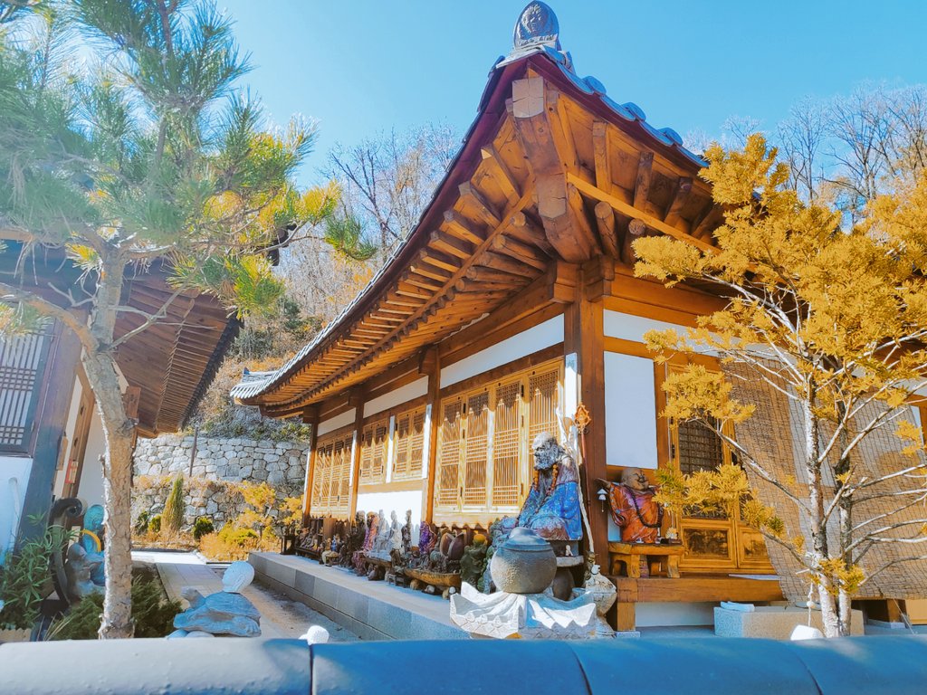 falsevalues's tweet image. и это точка моей жизни где я полтора часа в одну сторону ехала в конкретный монастырь в горах чтобы поставить гигантскую свечу, зажечь благовония и полчаса в оцепенении постоять на коленях перед гигантским буддой. всё ни хорошо, ни плохо, просто так как есть. пустота ≠ апатия.