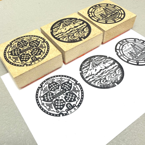 bungujoshi's tweet photo. #文具女子博2025
「stamp knot」ブース情報

【文具女子博限定】
・文具女子博 横浜会場限定 横浜肉まんおじさんスタンプ
横浜中華「肉まん」のふわふわに埋もれて癒されていたら…肉まんと間違われてお箸でつままれ戸惑うおじさんスタンプ。
990円(税込)

【先行販売】
・京都ブランド　よーじや×stamp knot　よじこスタンプ
京都「よーじや」のキャラクター“よじこ”とコラボ！メモスタンプになりました。
吹き出しやメモ線など書き込みスペースがついたアイテム。
924円(税込)

・JAPAN　マンホールスタンプ
JAPAN UNDERGROUND監修 日本のマンホールスタンプ(東京都・富士市・横浜市)
マンホールマニアにはたまらない！
1540円(税込)

【ノベルティ情報】
・オリジナルうちゅうステッカー
Instagramフォローで1枚プレゼント！

____________________

「文具女子博2025」
開催日時：2025年12月18日(木)～12月21日(日)
会場　　：パシフィコ横浜 展示ホールC・D

▼詳細は公式サイトをご確認ください
https://t.co/QTusfTE1y6

▼前売入場チケットご購入はこちら🎫
https://t.co/Qqrp7gSK5A

#文具女子博 #文具女子 #文具 #文房具 #stationery