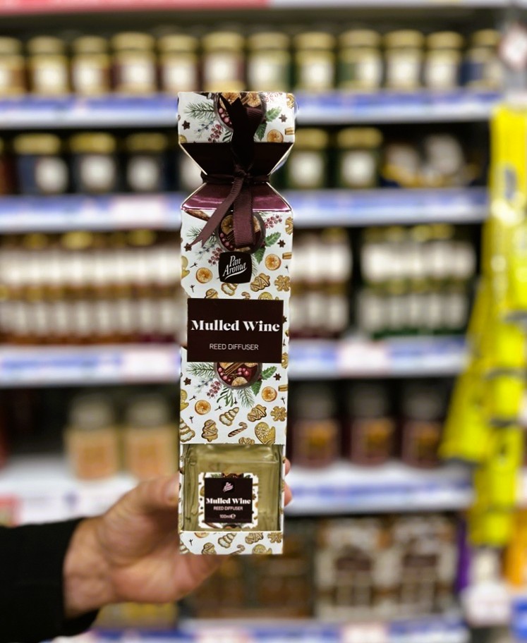 Poundstretcher1's tweet image. Mulled wine, anyone? 🍷✨

Warm up your winter decor with this festive scent - available now in selected stores, while stocks last! 🎄🔥

#mulledwine #festivedecor #christmas2025