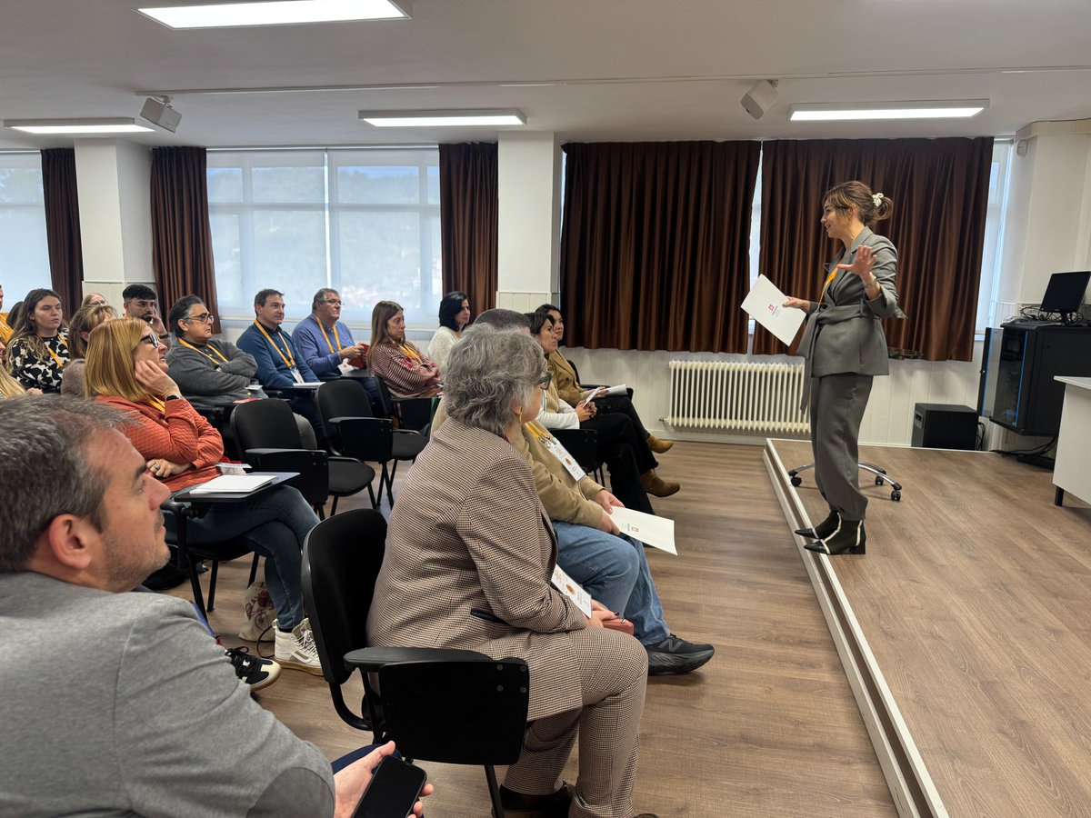 trilemaedu's tweet photo. En San Sebastián, viviendo la transformación en la 1ª Jornada #EQAp en una escuela de la Red. @SALESTARRAK comparte su modelo con 37 docentes de 10 centros. Verán cómo trabajan la evaluación, el currículum, la organización, el liderazgo, la metodología y la personalización... https://t.co/8VoT5WsuM1