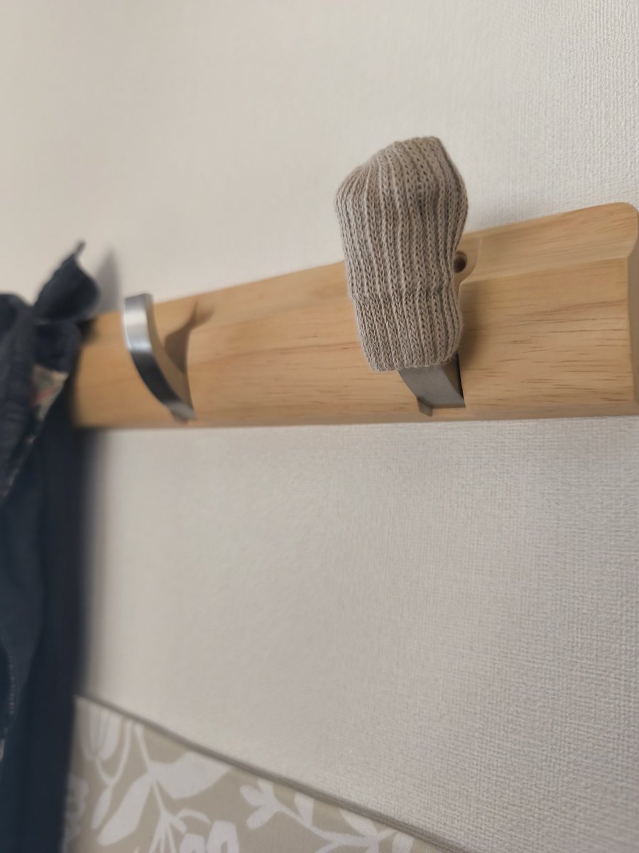 pu1go's tweet image. 旦那からコートハンガーが尖ってるので皺になりやすい、なんとかなりませんか？と言われたので3Dプリンタと100均で解決。
100均だけで解決出来そう?こまけーこたぁーいいんだよ😀
