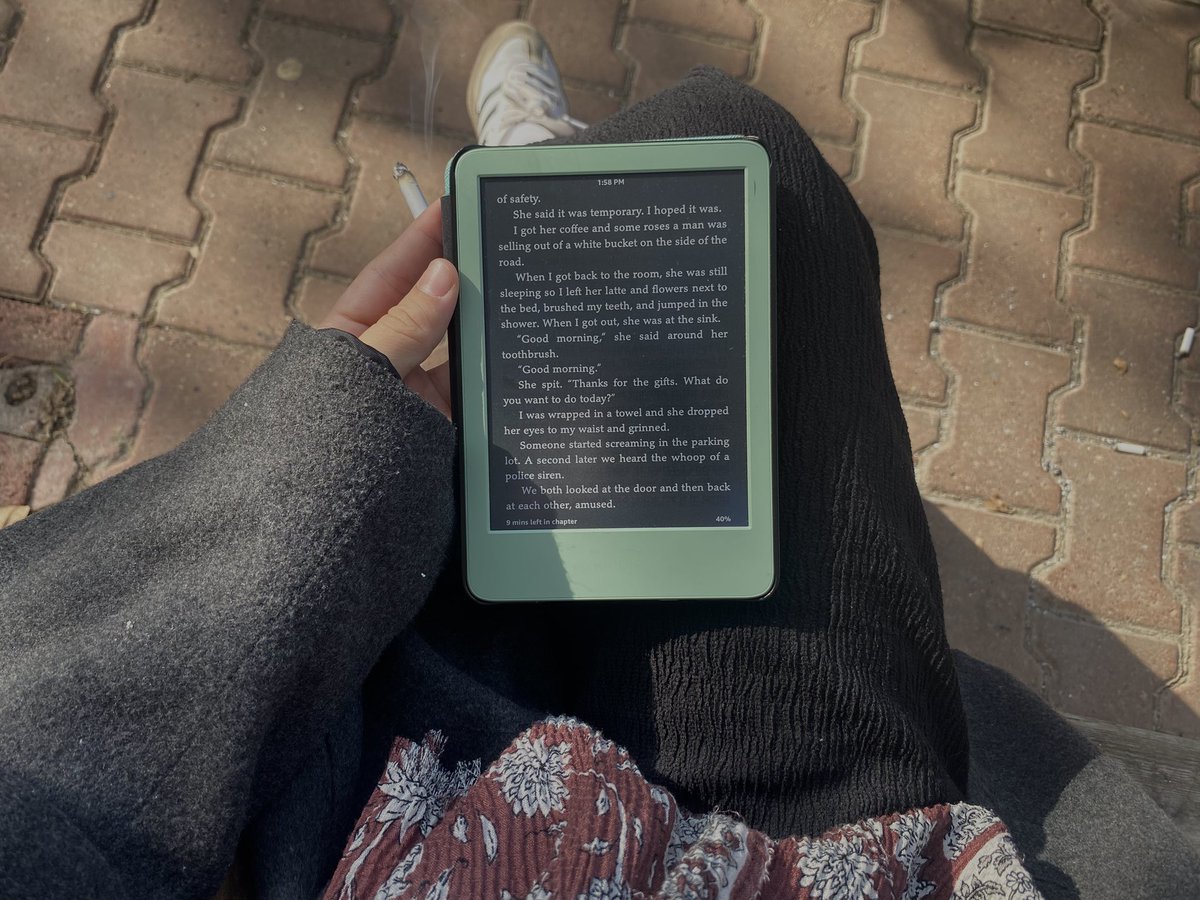 feiisreading's tweet image. unemployment post depression hit so hard i had to go on a walk to read