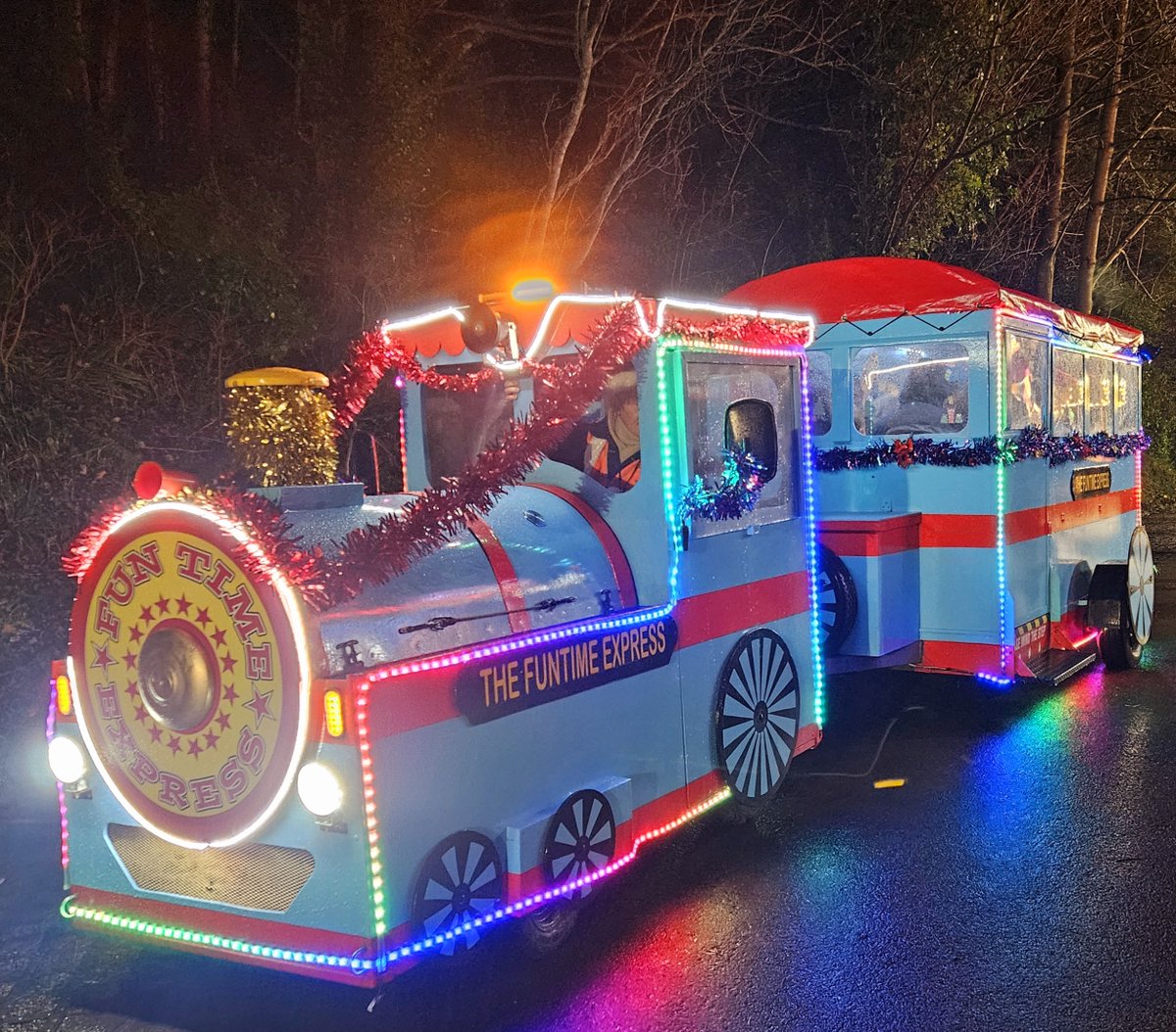 northyorksc's tweet image. Scarborough Sparkle is back next week to bring festive fun for all ages.

There will be something for everyone with funfair rides, stage performances and more than 50 stalls selling gifts, hot food and drinks.

Sparkle will be open:
– Friday 28 November form 5pm to 9pm 
–…