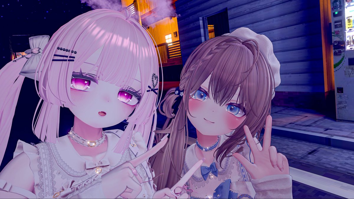 kana_vrc's tweet image. 自撮りの構図悩んでたら寄ってきてそのままツーショ撮ったやつ📸