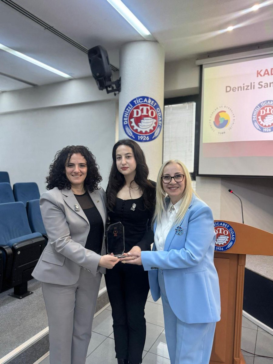 Denizli Ticaret Odası ile birlikte düzenlediğimiz KADIN-SAN Denizli Sanayide Kadın Eli programında konuşmacı olarak katılan ve orada plaket alan Genç Kadın Girişimci Üyemiz Sayın Hatice AVCI'ya başarılar dileriz.
