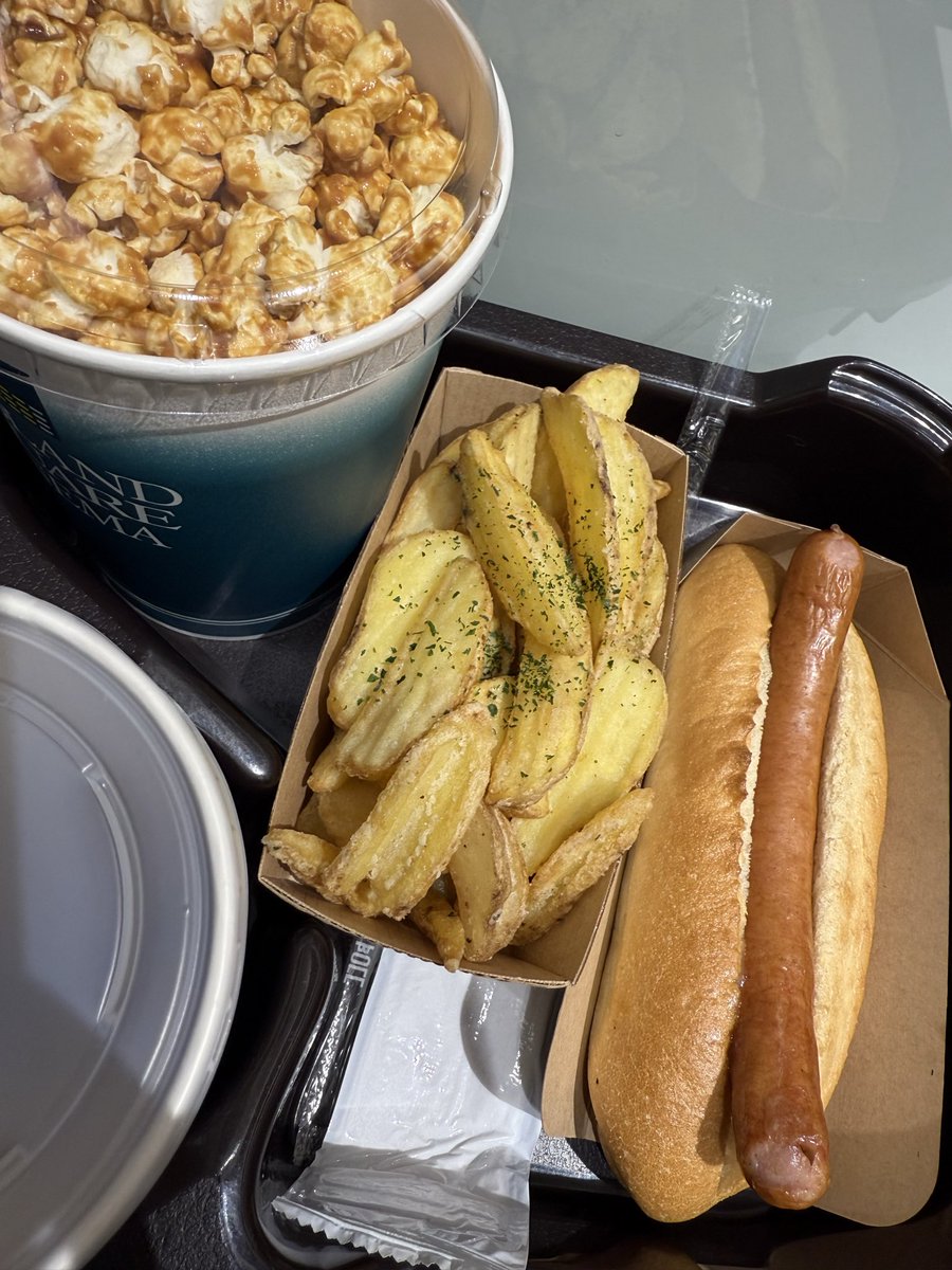 hashisan90's tweet photo. 映画館で夕食済まそうとするな？いいかげんにしろ私 https://t.co/CNdWTABzMQ
