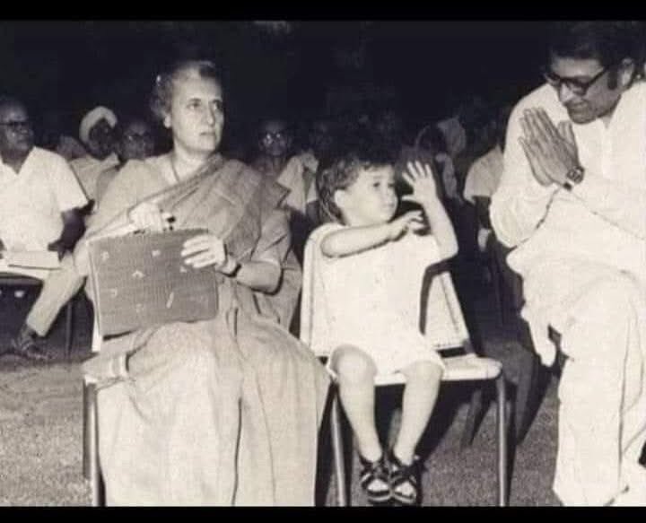 ramesingh's tweet image. राहुल गांधी से आशीर्वाद प्राप्त कर रहे #सिद्धार्थ_शंकर_राय
बंगाल के अंतिम कांग्रेसी मुख्यमंत्री
हाथ उठाकर राहुल ने आशीर्वाद दिया फिर 1977 चुनाव हुए और कांग्रेस स्वाहा
तबसे कांग्रेस ना आई बंगाल मे

भगवान की असीम कृपा है #रागा पर
अंग्रेजो द्वारा बनाई पार्टी को खत्म करके ही मानेगा😜