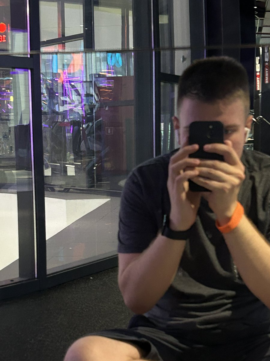 vvmlts's tweet image. [Была утренняя тренировка]

— Изучал новый зал на районе. Очень понравилось: много места, комфортно и хорошо заниматься.