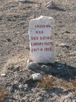 The famous gravestone in the Goldfield Pioneer Cemetery in Goldfield, Nevada 🇺🇸, which reads: "UNKNOWN MAN DIED EATING LIBRARY PASTE JULY 14 1908"......

As the story goes, a vagrant wandering the streets of Goldfield in 1908 was rummaging through the trash outside the local