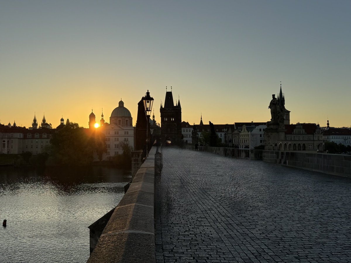“Praga siempre le había parecido una ciudad encantada; un monumento congelado en el tiempo.Casi a diario se reportaban avistamientos de fantasmas en aquella necromántica ciudad”. 

El último secreto, Dan Brown.