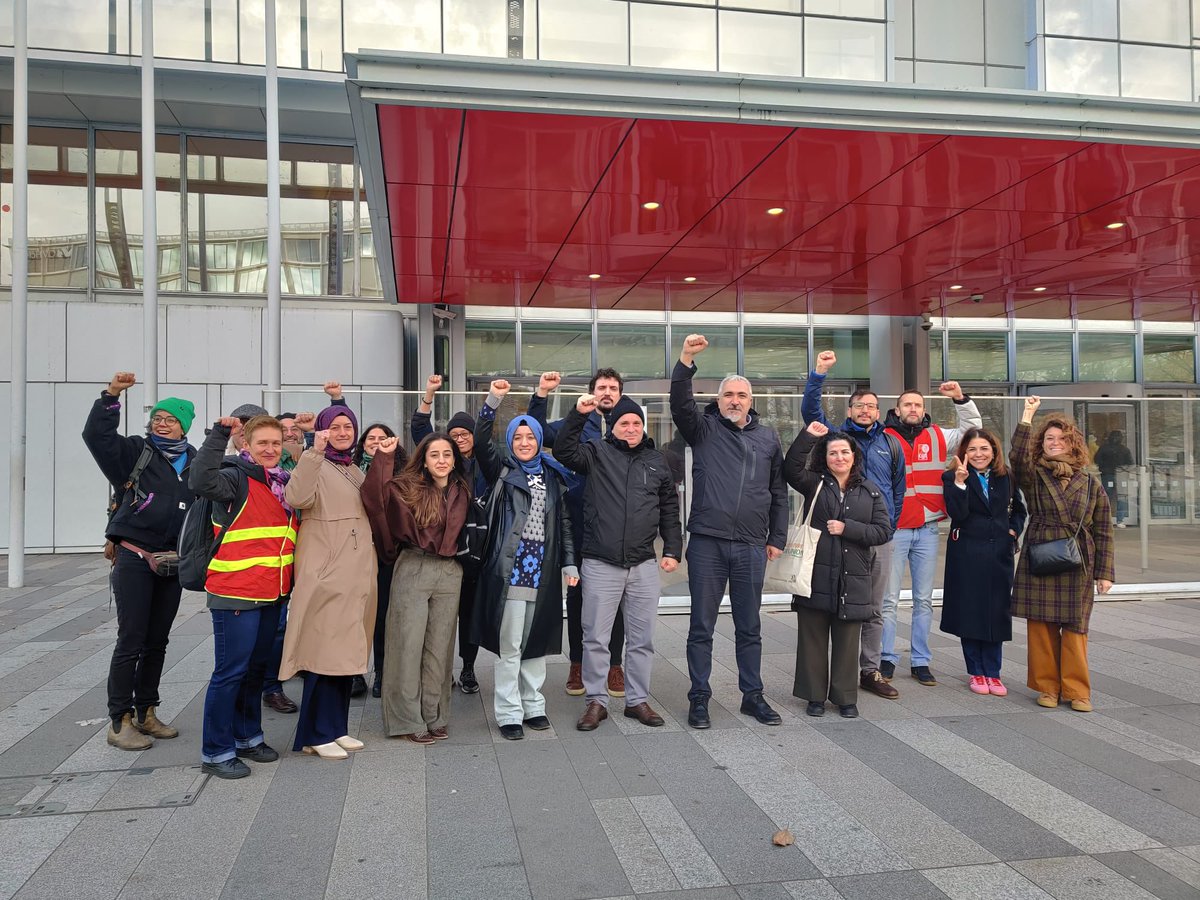 SivanKrmzck's tweet image. Flormar mücadelesi, uluslararası alanda kararlılıkla sürdürülmektedir.
Petrol-İş Sendikası Gebze şubesi olarak örgütlediğimiz işyerinde, Flormar yönetiminin sendikal haklarını kullanan 132 üyemizi hukuksuz biçimde işten çıkarmasının ardından başlattığımız direniş, 297 gün boyunca…