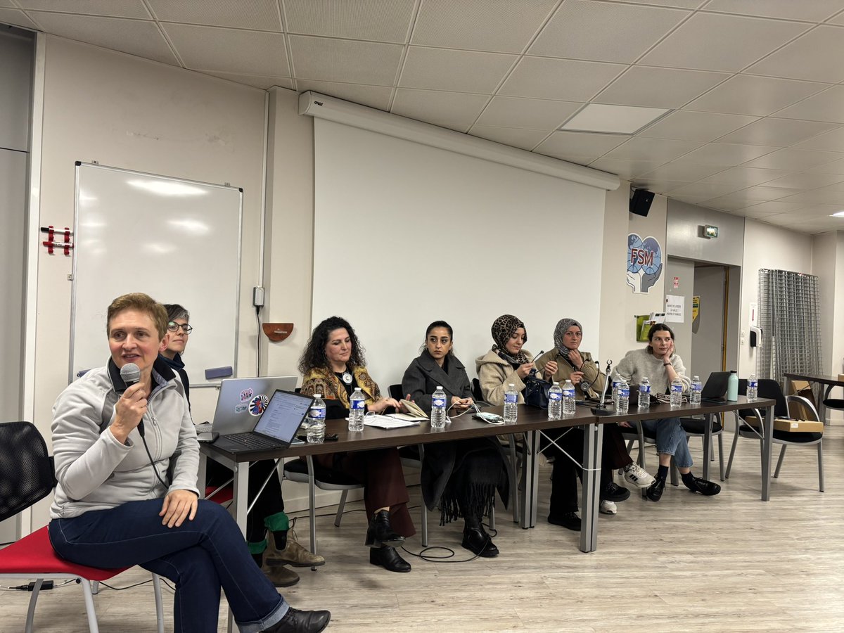 SivanKrmzck's tweet image. Flormar mücadelesi, uluslararası alanda kararlılıkla sürdürülmektedir.
Petrol-İş Sendikası Gebze şubesi olarak örgütlediğimiz işyerinde, Flormar yönetiminin sendikal haklarını kullanan 132 üyemizi hukuksuz biçimde işten çıkarmasının ardından başlattığımız direniş, 297 gün boyunca…