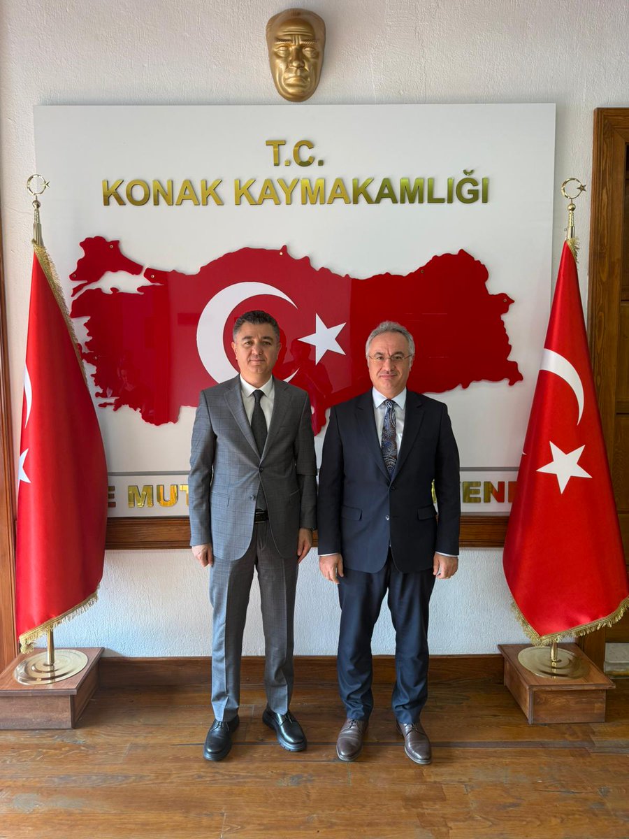 İzmir Demokrasi Üniversitesi Rektörü Prof. Dr. Selim Karahasanoğlu, Konak Kaymakamı Ediz Sürücü’ye iadeiziyarette bulundu.
Kaymakamlık makamında gerçekleşen ziyaret, karşılıklı iyi dileklerin iletilmesi ve kurumsal iş birliğinin geliştirilmesine yönelik temennilerle sona erdi.