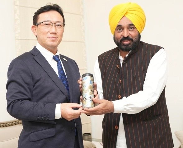 NewsNationTV's tweet photo. Global Network Japan (GNJ) के प्रतिनिधियों से मिले पंजाब के मुख्यमंत्री भगवंत मान... ये कंपनी पंजाब में लगभग ₹1,500 करोड़ का निवेश कर ऊर्जा और इंफ्रास्ट्रक्चर में बड़ा प्रोजेक्ट शुरू करने जा रही है.... 

#aap #bhagwantmann #GNJ #ArvindKejriwal | @AamAadmiParty @BhagwantMann @ArvindKejriwal