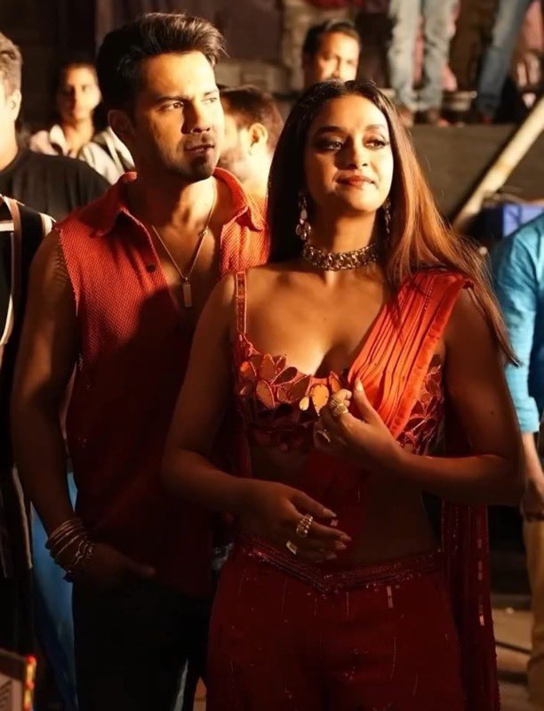 CinemaniaIndia's tweet image. Years taken by established South Indian actresses to make their Bollywood debut since their debut South Indian film:

#Nayanthara - 20 years (#Jawan)

#KeerthySuresh - 11 years (#BabyJohn)

#TrishaKrishnan - 8 years (#KhattaMeetha)

#RashmikaMandanna - 6 years (#Goodbye)