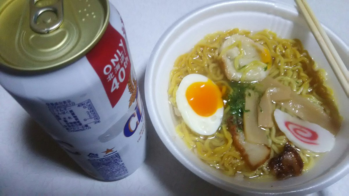 家族が出かけているので…
帰って来るまでの繋ぎで食べたラーメン。
ファミマで売ってる「あじさい塩ラーメン」🍜
意外と美味しかったです。
量的には物足りないですけど😂