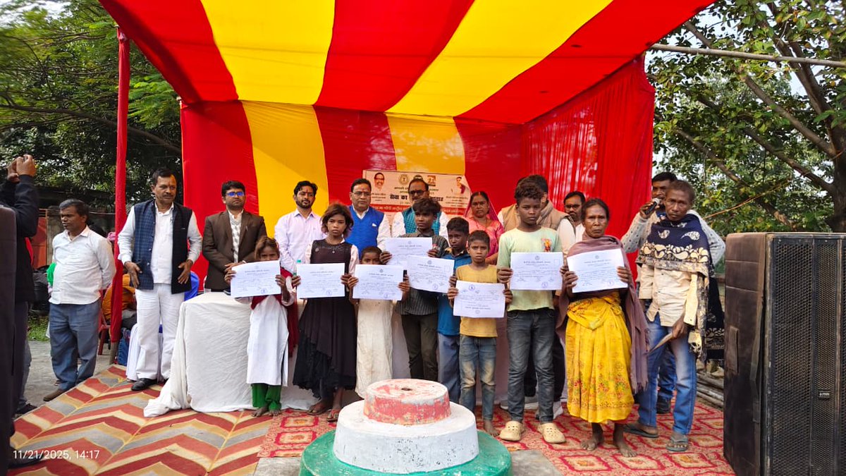 dckoderma's tweet image. &quot;सेवा का अधिकार सप्ताह&quot; के अंतर्गत चंदवारा प्रखंड के बेंदी पंचायत में आयोजित शिविर में लाभुकों के बीच विभिन्न प्रमाण पत्र, पेंशन, अन्नप्राशन, गोद भराई की रस्म, बच्चों के बीच स्वेटर, कम्बल और मरीजों के बीच जाँच के पश्चात दवाई का वितरण सहित अन्य परिसंपत्तियों का वितरण किया गया।…