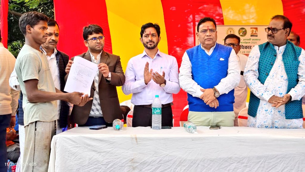 dckoderma's tweet image. &quot;सेवा का अधिकार सप्ताह&quot; के अंतर्गत चंदवारा प्रखंड के बेंदी पंचायत में आयोजित शिविर में लाभुकों के बीच विभिन्न प्रमाण पत्र, पेंशन, अन्नप्राशन, गोद भराई की रस्म, बच्चों के बीच स्वेटर, कम्बल और मरीजों के बीच जाँच के पश्चात दवाई का वितरण सहित अन्य परिसंपत्तियों का वितरण किया गया।…