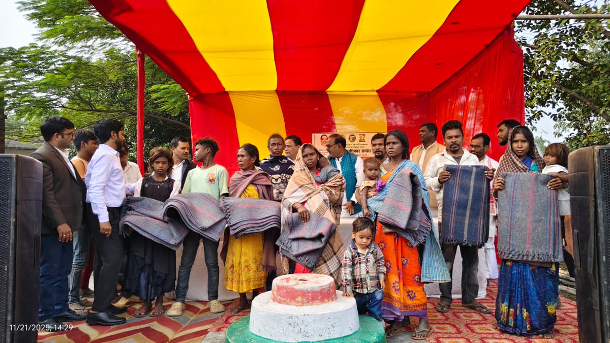 dckoderma's tweet image. &quot;सेवा का अधिकार सप्ताह&quot; के अंतर्गत चंदवारा प्रखंड के बेंदी पंचायत में आयोजित शिविर में लाभुकों के बीच विभिन्न प्रमाण पत्र, पेंशन, अन्नप्राशन, गोद भराई की रस्म, बच्चों के बीच स्वेटर, कम्बल और मरीजों के बीच जाँच के पश्चात दवाई का वितरण सहित अन्य परिसंपत्तियों का वितरण किया गया।…