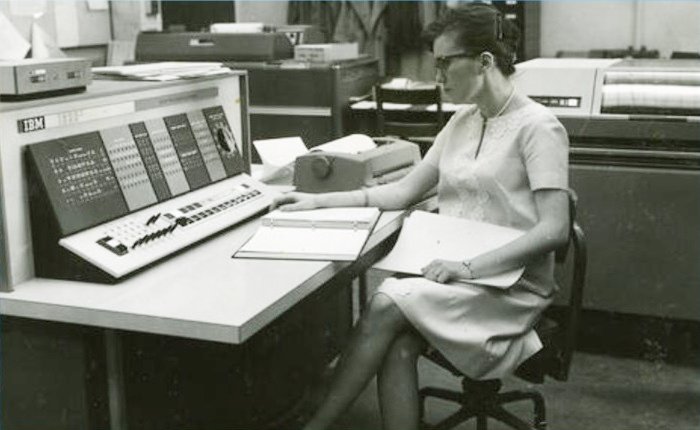 ApuliaRetro's tweet image. Kathleen Booth (1922–2022) fu tra le prime figure a definire cosa fosse un linguaggio di programmazione. Nel 1950 progettò uno dei primi assembly, fissando regole e strutture che hanno influenzato tutta ⬇️