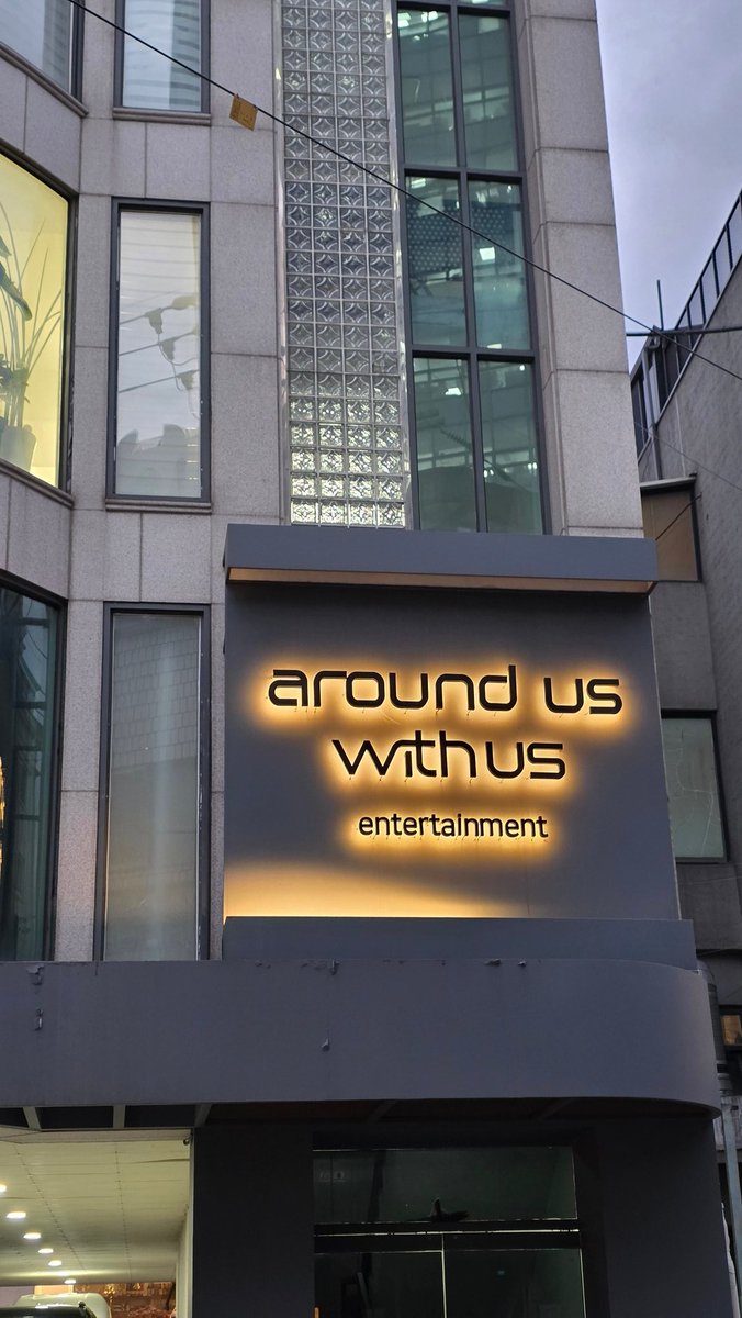 hlxlight's tweet image. as an overseas BEAST/HIGHLIGHT fan for 16 years, finally making it here feels so surreal 😭🤍🌹💡