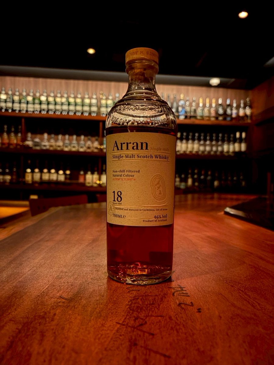 SipBar's tweet image. アラン18年

深いアンバー色に、シロップ漬けのアプリコットやトーストしたオークの香り🥃

キャラメルオレンジや焼き桃の味わいが広がり、贅沢なひとときを演出してくれます✨

#TWLC
#XWC