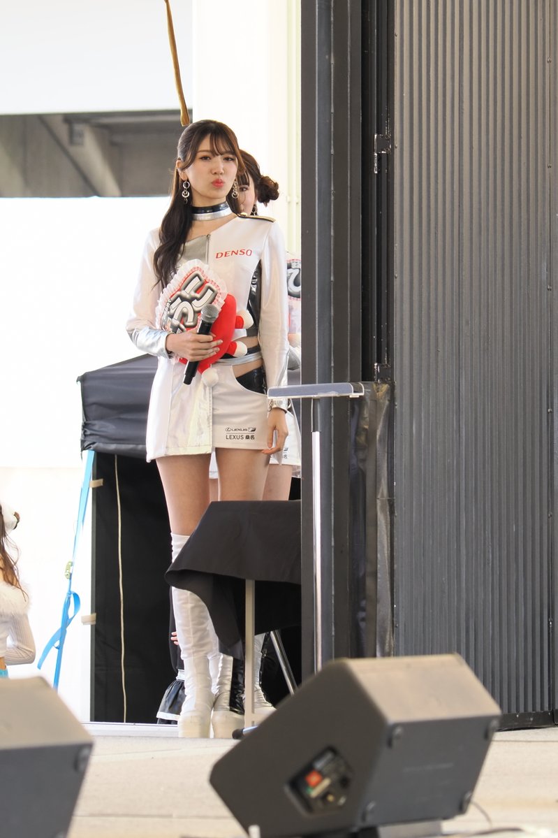 yamachan415's tweet image. 2025.11.15 スーパー耐久Rd.7 富士 
チームスポンサーPRステージ 
出番待ちだけどカメラに気付いてる？😂

#新谷桐子 (@touko19931122) さん 
#桐生もえこ (@mamimumemoepii) さん 

#apr 
#LEXUS 
#DENSO