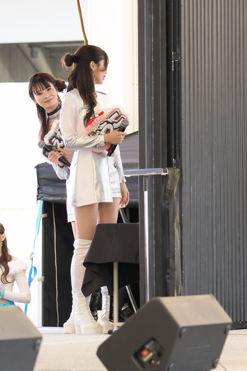 yamachan415's tweet image. 2025.11.15 スーパー耐久Rd.7 富士 
チームスポンサーPRステージ 
出番待ちだけどカメラに気付いてる？😂

#新谷桐子 (@touko19931122) さん 
#桐生もえこ (@mamimumemoepii) さん 

#apr 
#LEXUS 
#DENSO