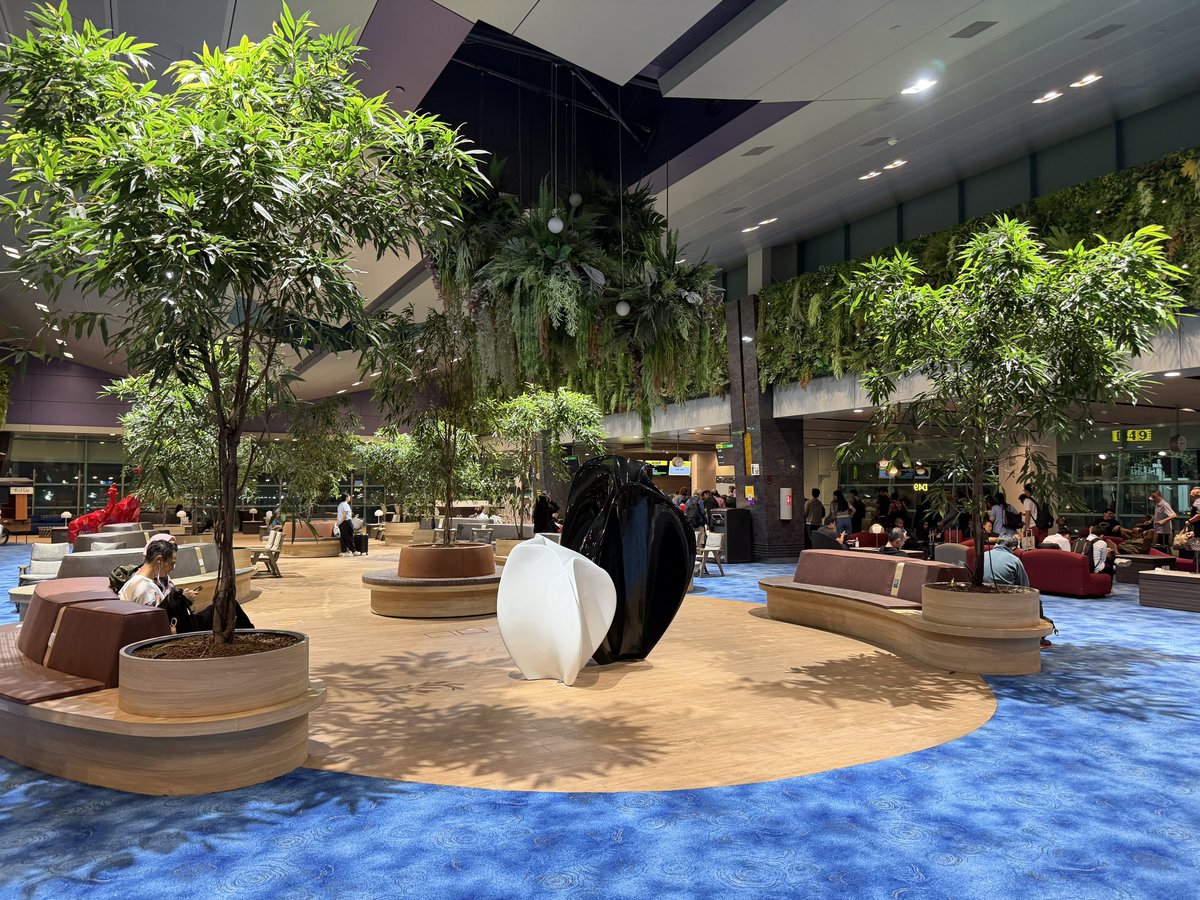 クアラルンプールへ 搭乗ゲート前がラウンジみたいだ