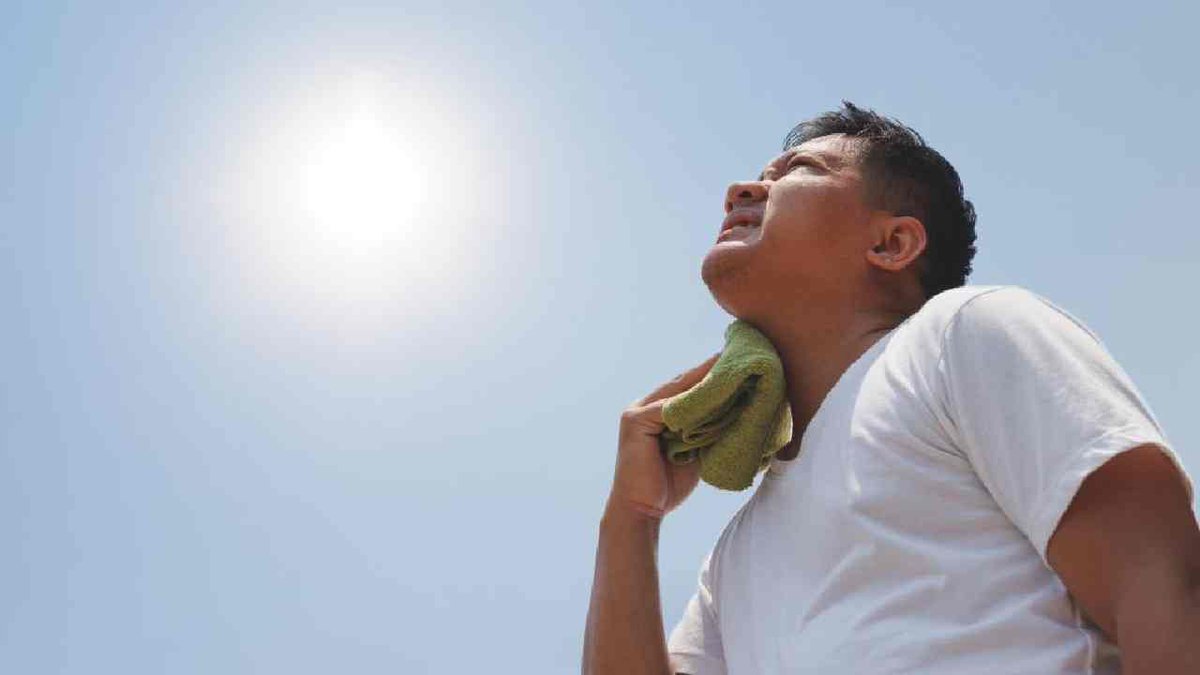 मुश्किलों से भाग जाना आसान होता है ,
हर पल जिन्दगी का इम्तिहान होता है ,
डरने वालों को मिलता नहीं कुछ जिंदगी में ,
लड़ने वाले के कदमों में सारा जहान होता है।