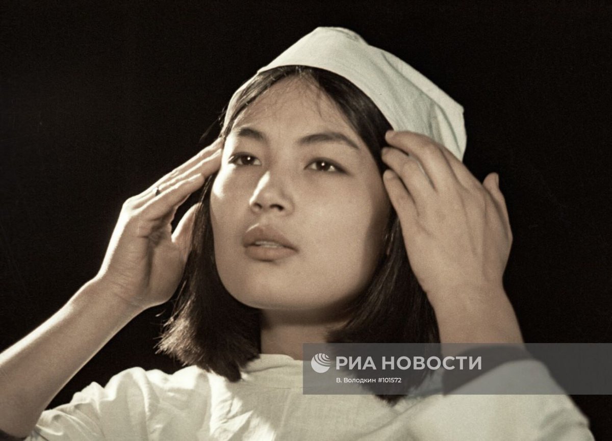 Студентка медицинского института. Киргизская ССР, 1966 год. Фото В. Володкин. Источник: РИА Новости.

Прекрасное далёко