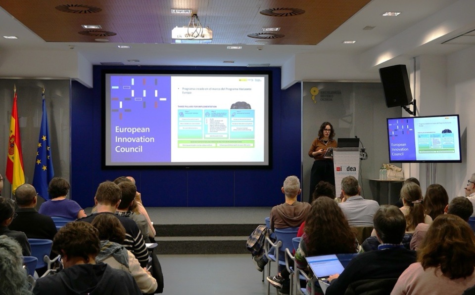 FECYT_Ciencia's tweet image. ➡ Compartimos casos de éxito e información sobre las próximas convocatorias #Pathfinder y #Transition del @EUeic en una jornada informativa celebrada en @IMDEA_Nano.