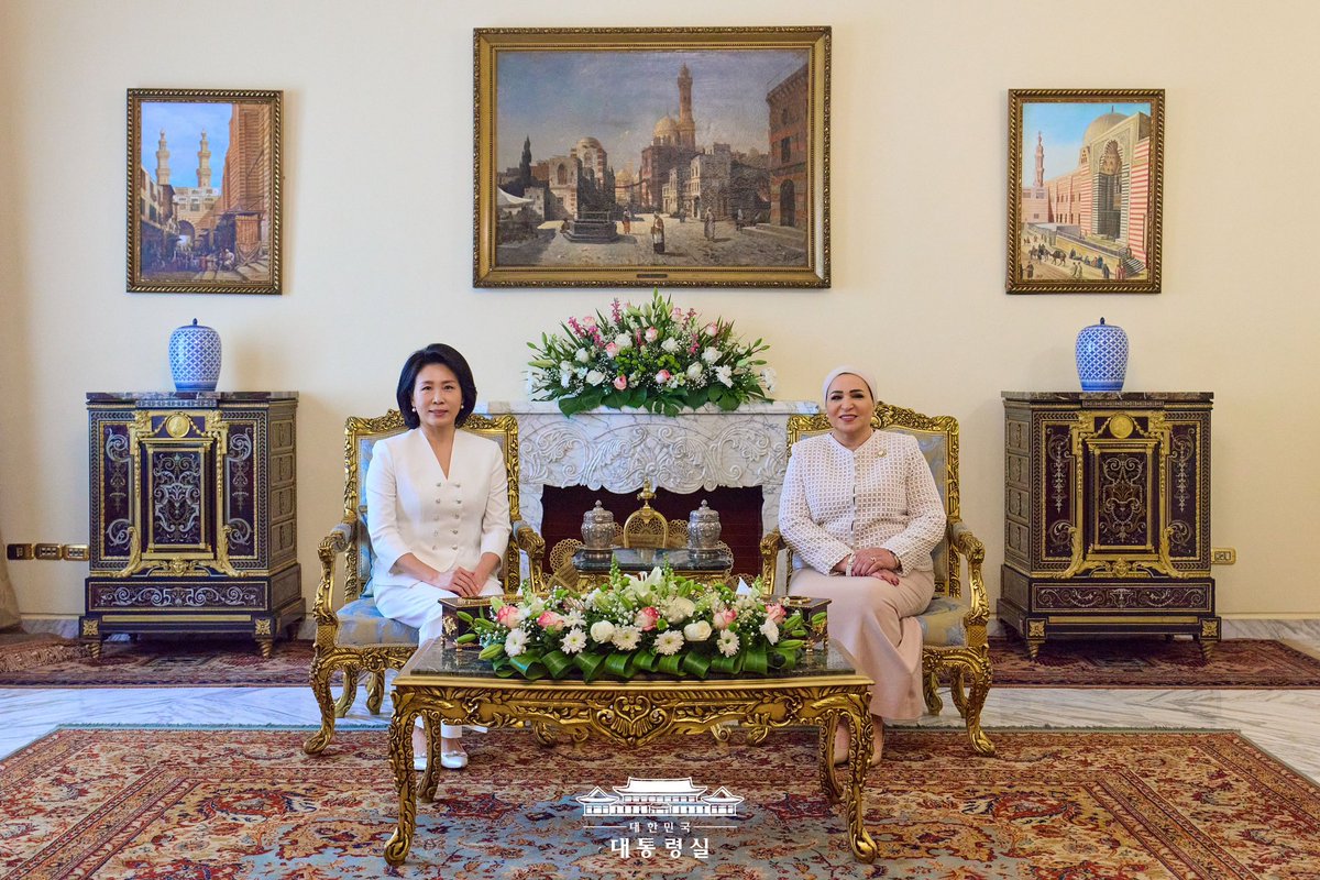 #김혜경 여사님 🐰🤍🇰🇷

🇪🇬이집트 인티사르 여사와의 환담