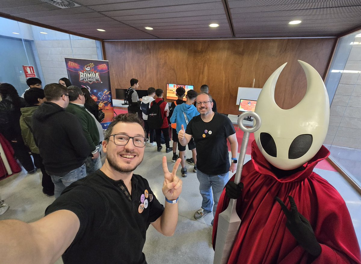 Ya estamos en <a href="/MurciasereManga/">Yomeremango</a> compartiendo #SuperBombaLeague con todos los visitantes y… ¿Hornet de #Silksong?

¡Ven a visitarnos este fin de semana!