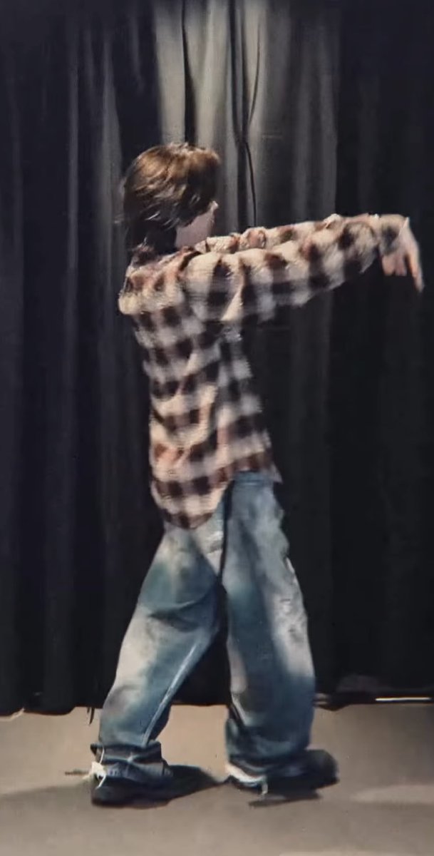 SUIKAnyaForger's tweet image. 神宮寺くんの後ろ姿かわいい🤭

どして笑ってるんだろ？？？
神宮寺くんの手で岸くんの動きを操ってるみたいだから？🤷‍♀️(どーなってんの♪)
かわいい😆

神宮寺くん横顔キレイ✨

instagram.com/reel/DRUO648AT…
#2OMBIE 
#Number_i