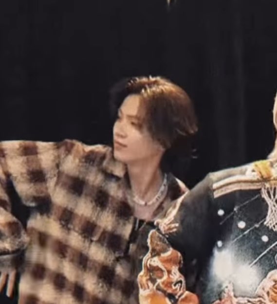 SUIKAnyaForger's tweet image. 神宮寺くんの後ろ姿かわいい🤭

どして笑ってるんだろ？？？
神宮寺くんの手で岸くんの動きを操ってるみたいだから？🤷‍♀️(どーなってんの♪)
かわいい😆

神宮寺くん横顔キレイ✨

instagram.com/reel/DRUO648AT…
#2OMBIE 
#Number_i